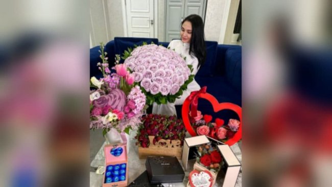 Актриса Луиза Расулова показала полученные в день влюбленных подарки