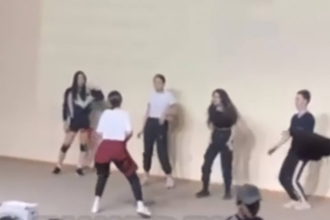 Пользователи обсуждают танец узбекских студентов