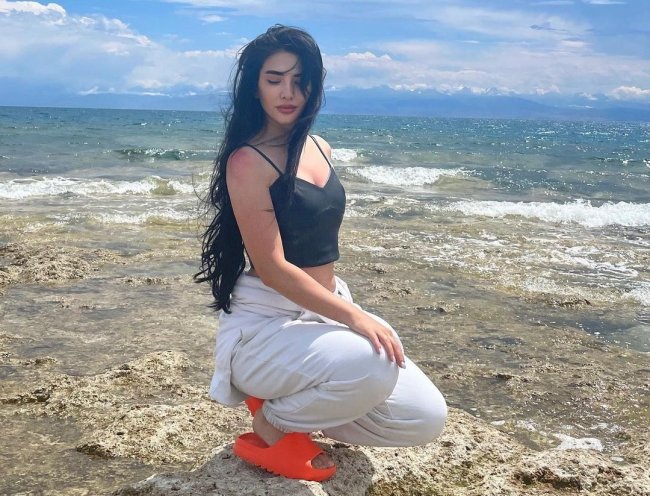 Зарина Низомиддинова продолжает делиться горячими фото с пляжа