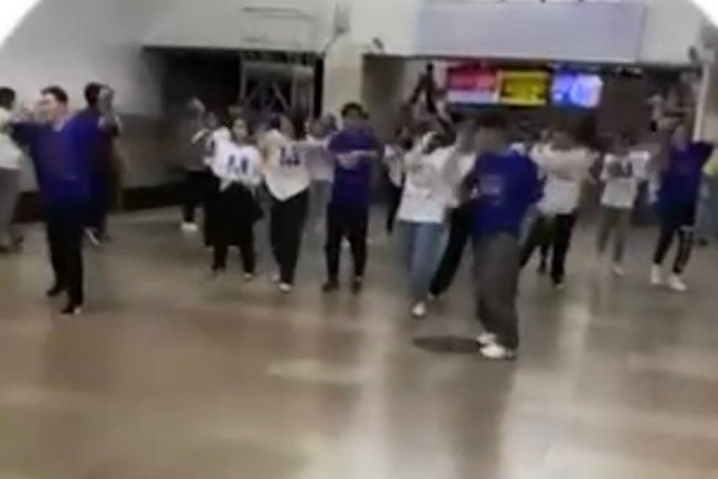 Видео: Столичное метро стало танцплощадкой для молодых людей