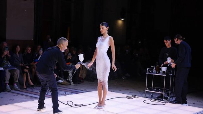 Видео: Белла Хадид продемонстрировала жидкую ткань, которая превратилась в платье