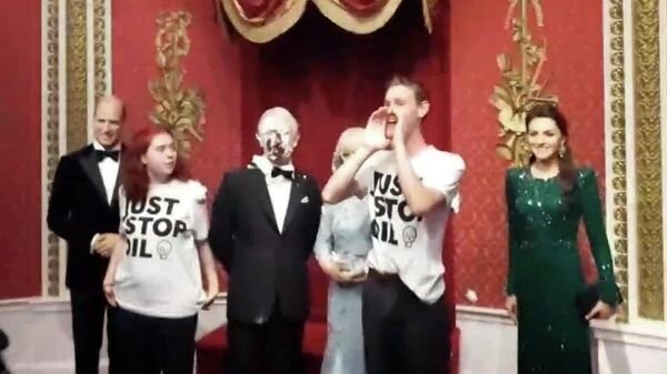 Видео: Экоактивисты бросили тортом в лицо фигуры короля Карла III