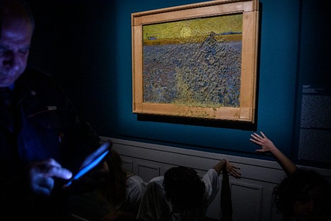 Картину Ван Гога вновь облили супом
