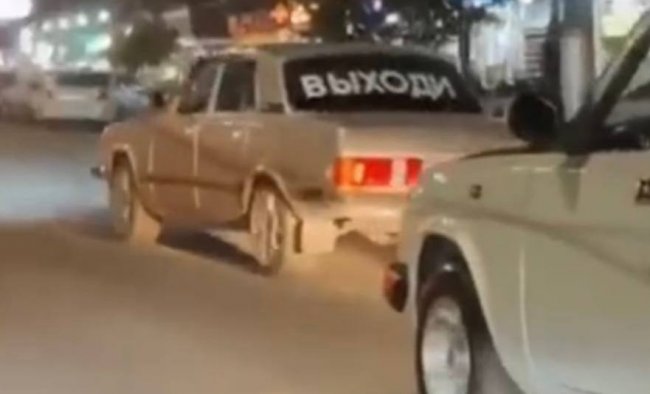 Видео: В Ташкенте парень сделал своей девушке предложение руки и сердца с помощью трёх автомобилей «Волга»