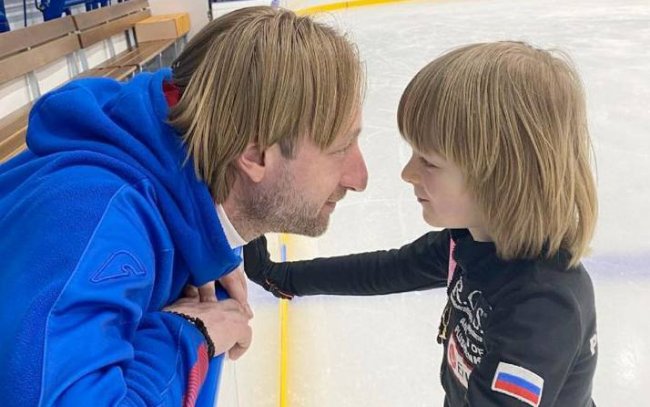 Видео: 9-летний сын Евгения Плющенко откатал программу своего отца с Олимпийских игр 2006