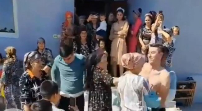 Видео: На узбекской свадьбе женщины раздели мужчину и пытались забрать у него одежду