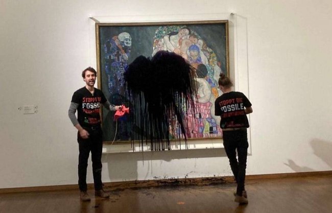 Видео: Экоактивисты облили краской картину Густава Климта «Смерть и жизнь»