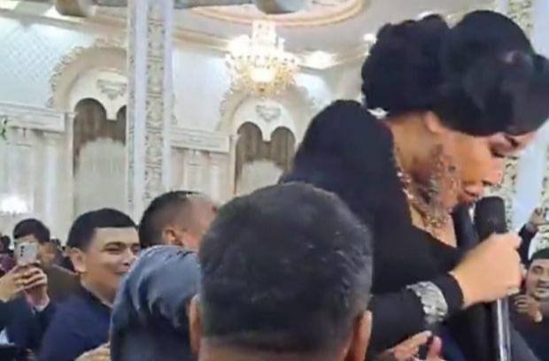 Видео: Певица Хосила Рахимова вышла из себя на свадьбе из-за «позорного» поведения мужчины