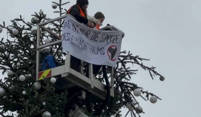 Экоактивисты залезли на главную рождественскую ёлку Германии и спилили верхушку