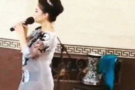 Видео: Узбекская певица «засветила» своё нижнее бельё во время выступления