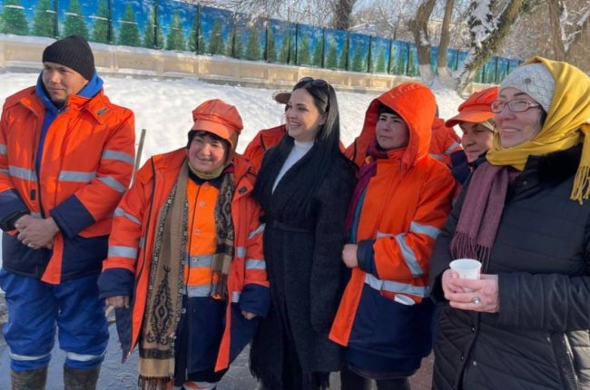 Видео: Узбекская актриса Луиза Расулова раздала еду рабочим