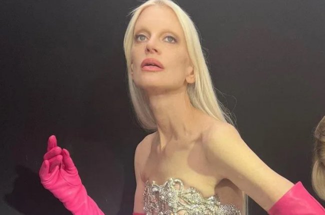 Видео: На показе Valentino в Париже модель рухнула на подиум
