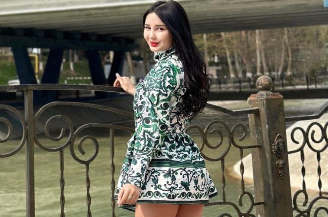Видео: Узбекская блогерша Севинч Садуллаева прошлась по городу в платье длины супермини