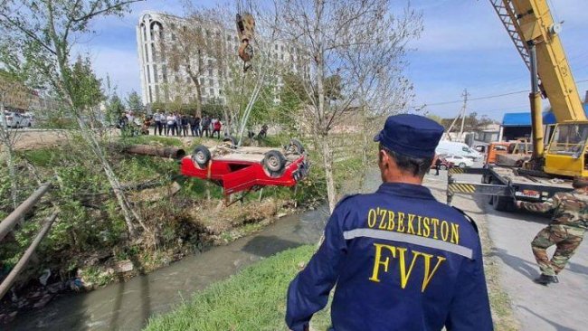 В Самарканде автомобиль упал в канал