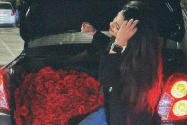 Видео: Тайный поклонник преподнёс узбекской блогерше Хусноре Эм огромный букет роз