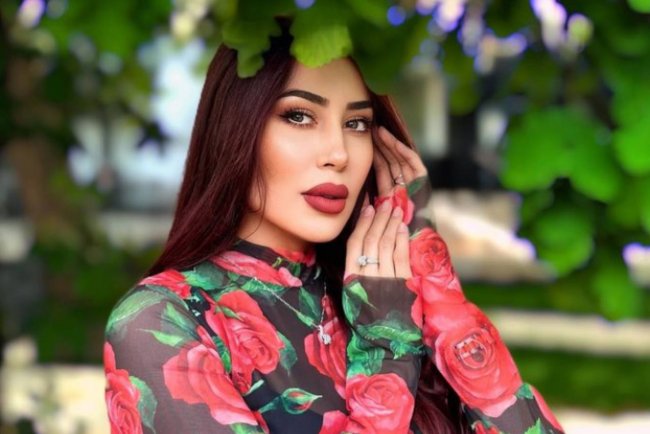 Узбекская певица Каниза, грубо дала понять хейтеру, что она не старая