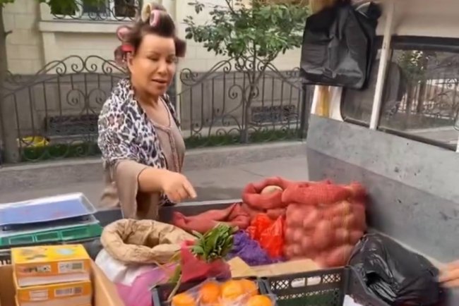 Видео: Узбекская певица Юлдуз Усманова покупает продукты на «передвижном» базаре