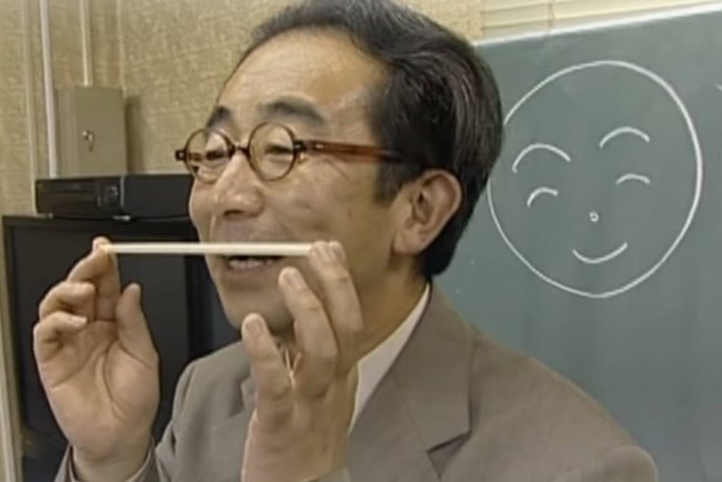 Японцы запустили специальные курсы, чтобы снова научиться улыбаться