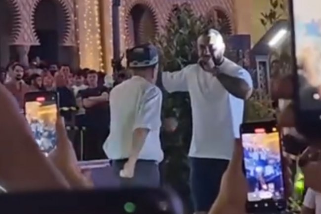 Видео: В Узбекистане дедушка «зажёг» на концерте MC Doni