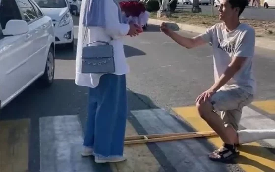 Видео: Узбекистанец сделал предложение девушке на пешеходном переходе и получил отказ