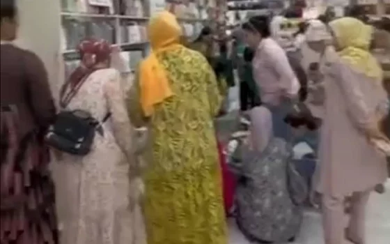 Видео: В Ташкенте устроили распродажу обуви по 1 000 сумов, но несмотря на цену, покупатели воровали товар