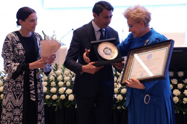 Видео: Глава Минздрава Узбекистана наградил Елену Малышеву