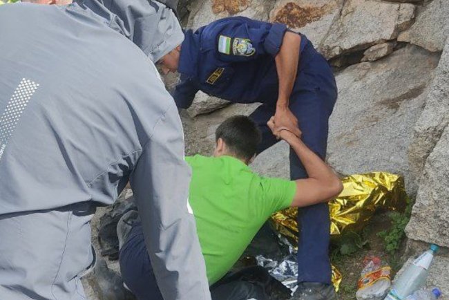 Спасатели МЧС помогли туристу, которому стало плохо в горах Чимгана