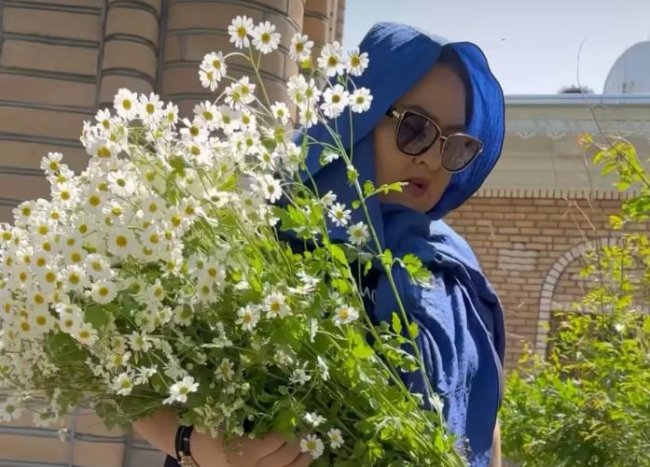 Видео: Узбекская актриса Халимахон посетила могилы своих родителей