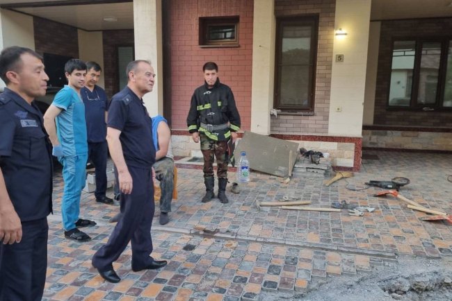 В Ташкенте спасли мужчину, провалившегося под землю