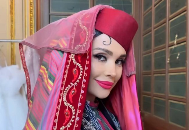 Видео: Узбекская танцовщица Паризода станцевала на Неделе моды в Париже