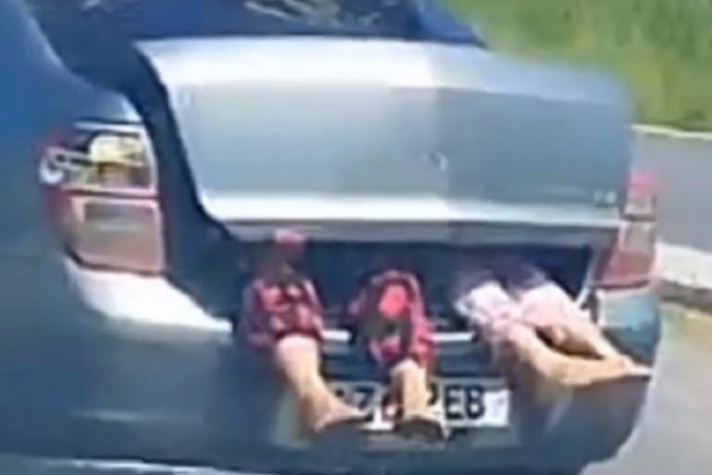 Видео: В Узбекистане водитель перевозил женщин в раскалённом от жары багажнике