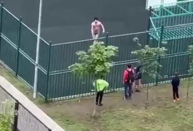 Видео: В Подмосковье пьяные узбекистанцы разделись и напугали детей на детской площадке