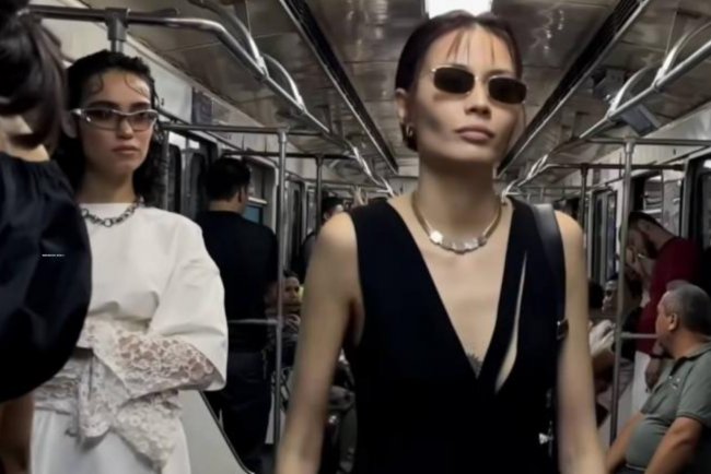 Видео: Узбекский дизайнер Рикси Махмудова устроила показ мод в метро Ташкента
