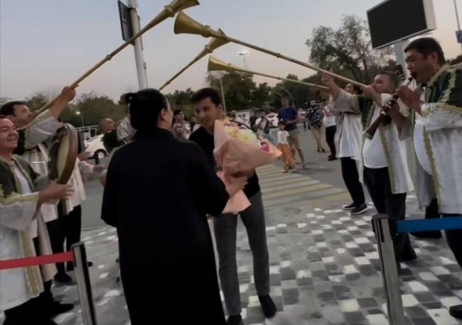 Видео: Узбекскую артистку Шахло Зоирову встретили под карнай-сурнай после родов в Турции
