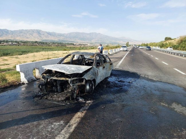 Видео: В Ташобласти загорелся автомобиль
