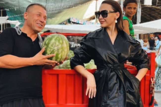 Видео: Узбекская певица Лола провела фотосессию на рынке и примерила на себя роль продавщицы арбузов