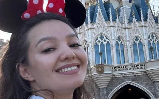 Видео: Узбекская блогерша Хуснора Шодиева посетила парад героев Disney