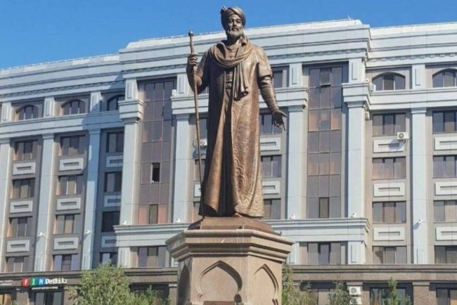 В Казахстане установили памятник Алишеру Навои