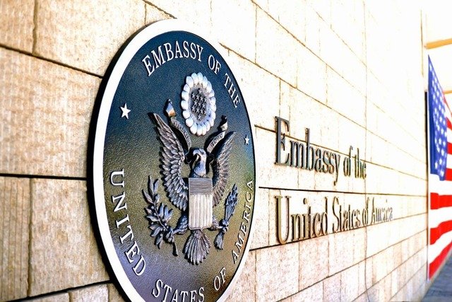Посольство США в Узбекистане предупредило о лишении Green Card за поддельные документы