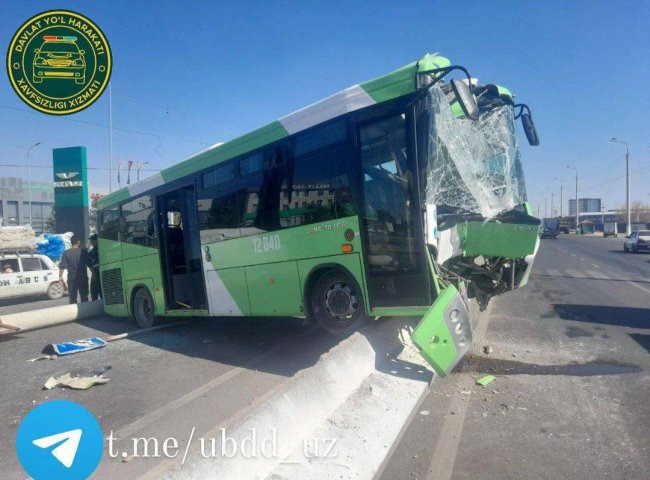 Видео: В Ташкенте пассажирский автобус врезался в столб, есть пострадавшие