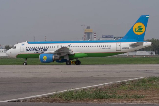 Видео: Самолёт Airbus A320 в аэропорту Ташкента выпустил аварийный трап