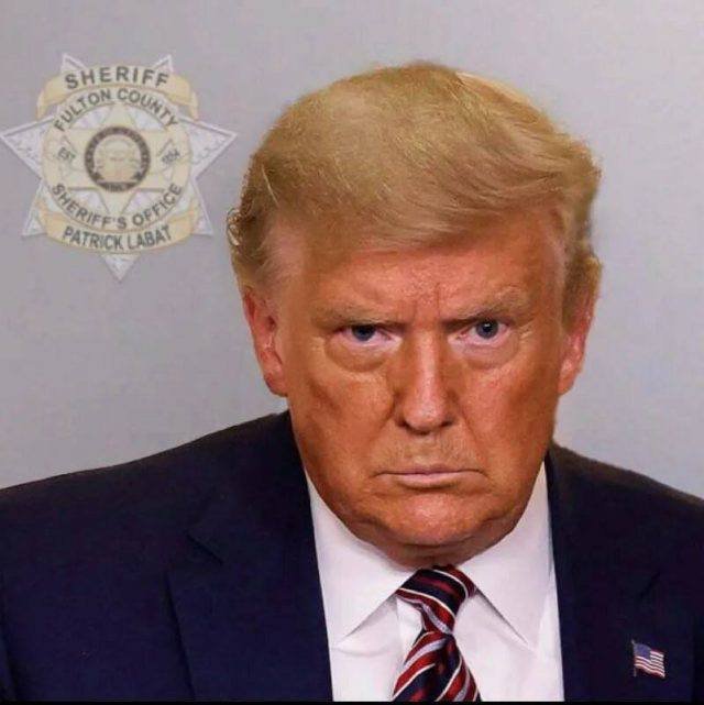 Сын Дональда Трампа запустил мерч с тюремным фото отца