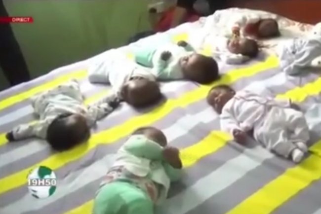 Видео: 45-летняя женщина из Камеруна родила сразу 9 детей