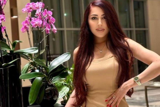 Видео: Узбекская певица Каниза посадила за руль 9-месячную дочь