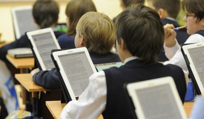 В Узбекистане ученикам начальных классов планируют выдать образовательные планшеты