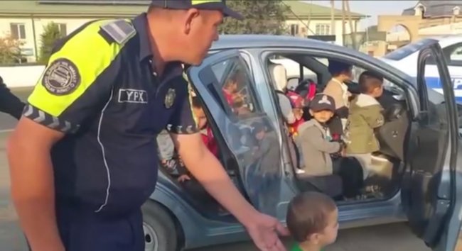 Видео: В Узбекистане женщина перевозила в автомобиле «Spark» 25 детей