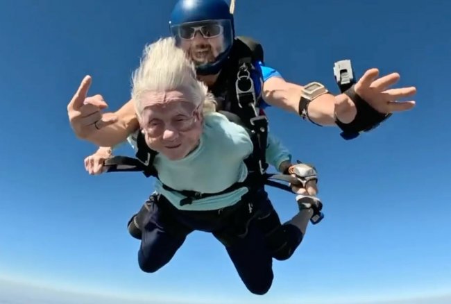 Видео: В США 104-летняя женщина прыгнула с парашютом с высоты более чем 4 тысяч метров