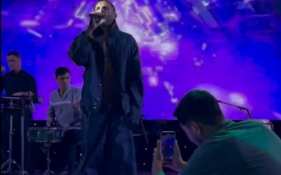 Видео: Узбекский певец Джахонгир Отажонов вновь выступил на свадьбе в спортивной одежде