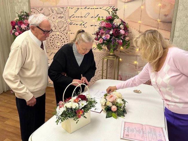 В Нижнем Новгороде 100-летний жених и 75-летняя невеста узаконили свои отношения