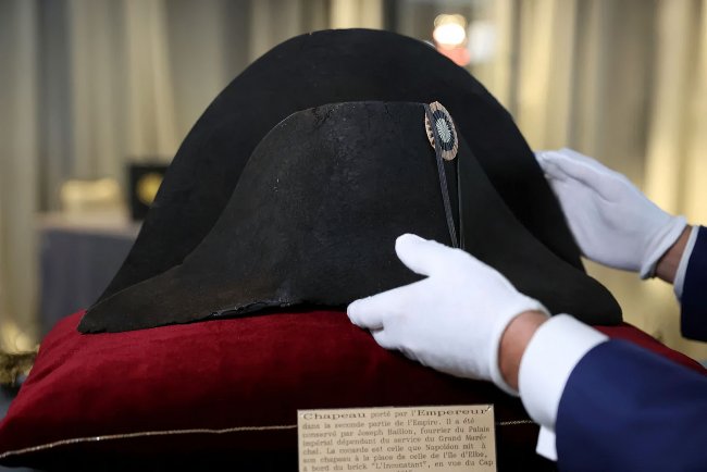 Шляпу Наполеона продали на аукционе за рекордные $2,1 млн
